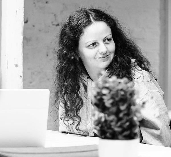 Nicole-on-a-meeting-with-the-team-discussing-software-marketing